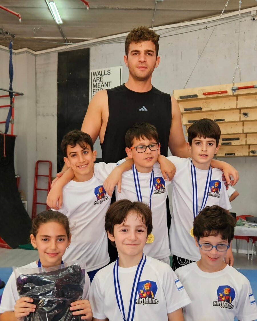 קבוצת נינג'ה עם מדליות